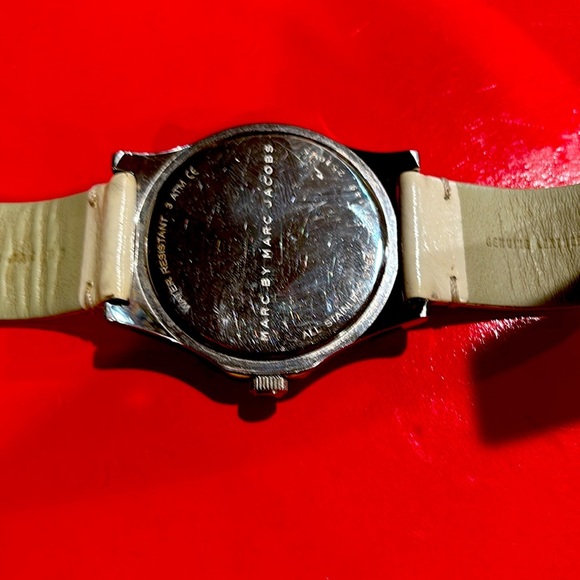 Marc Jacobs Cream and Silver watch with Modern Design - Picture 3 of 4